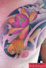 lindo patrón de tatuaxe de peixes de ouro