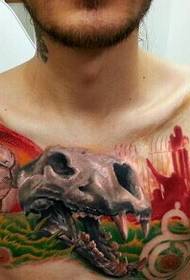 īpašs valdonīgs krūšu tetovējums