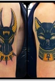 dvije ruke različito obojene uzorke tetovaže kipa egipatskog boga