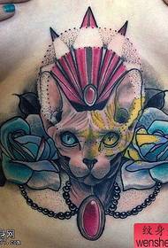 胸の色の猫のバラのタトゥーのタトゥーの仕事は、タトゥーショーで共有されています