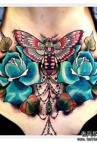 brystfarve rose moth tatovering arbejde