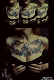 petto di bellezza bellissimo modello di tatuaggio uccello moda