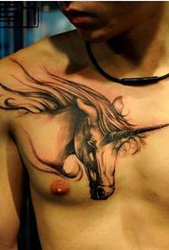 busana pribadi laki-laki dada unicorn gambar tato tampan