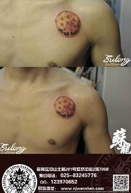 gutter Det klassiske drage ball tatoveringsmønsteret på det fremre brystet