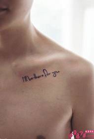 Imatge de tatuatge de moda fresca al pit de l'anglès