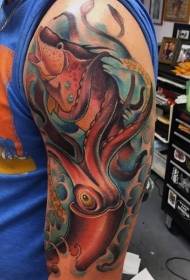 मछली के टैटू पैटर्न के साथ पुरुष कंधे का रंग स्क्विड