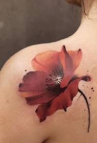 Encre et lavis de tatouages de peinture sur les épaules d'un groupe de photos de tatouage à l'encre de style chinois