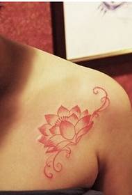 Foto de patrón de tatuaje de loto hermoso solo pecho femenino