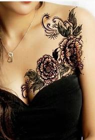skaistuma krūtīs tikai skaistu ziedu tetovējuma modeļa attēls
