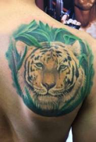 Dečki s leđnim tetovažama nakon ramena i slika s tigarima