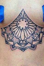 rekommenderar en tatuering mönster för bröst totem linje