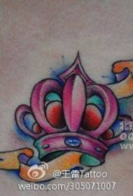 skönhet bröstfärg krona tatuering mönster