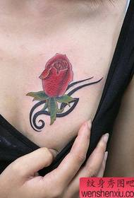ομορφιά στο στήθος σαγηνευτικό κόκκινο τριαντάφυλλο μοτίβο τατουάζ