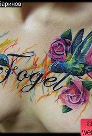grožio krūtinė gražus kolibrio rožių tatuiruotės modelis