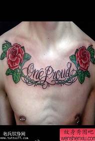дјелује мала тетоважа тетоваже свјеже руже на прсима
