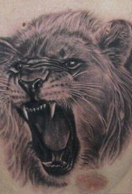 tatuagem de cabeça de leão bonito no peito
