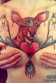 Djevojka tetovaža jelena u boji prsa djeluje