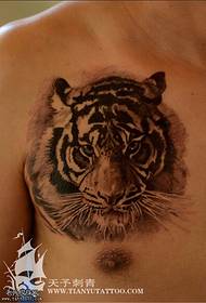 foto de tatuaje de tigre de pecho