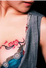 hermoso pecho hermosa imagen de patrón de tatuaje de cereza