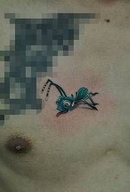 胸部可愛的小螞蟻紋身圖案