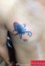 un popular patrón clásico de tatuaxe de araña no peito