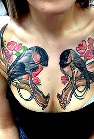一幅胸部燕子纹身图案