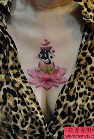 grožio krūtinė su spalvingu lotoso tatuiruotės modeliu