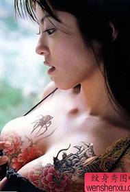 obľúbený vzor tetovania hrudníka pre ženy