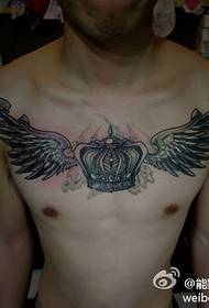 mannens kjekke bryst og kule tatoveringsmønster for krone og vinger