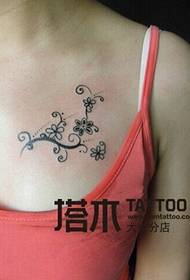 dziewczyna w klatce piersiowej kwiaty mały świeży tatuaż