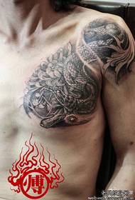 pojke bröstet bröst klassisk trend svart orm tatuering mönster