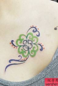 девушка грудь цвет тотем клевер татуировки рисунок