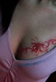 Beleza no peito muito atraente imagem padrão de tatuagem