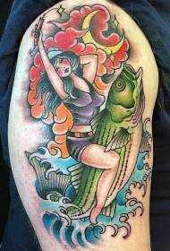 donna colore spalla con motivo a tatuaggio di pesce