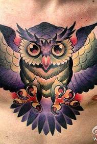 A tetováló show bárban mellkasi színű bagoly tetoválásmintát ajánlott