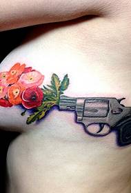 세련된 잘 생긴 권총 꽃 사진 56690 아름다움 가슴에 섹시한 아름다움 가슴 아름다운 색 나비 문신 사진 그림