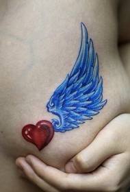 patrón de tatuaje de mujer: patrón de tatuaje de color de pecho de alas de amor
