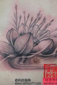 dada hitam corak tatu lotus kelabu