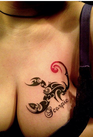 szépség mellkas szexi csábító totem skorpió tetoválás mintás képet