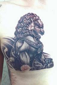 tatoeëerfiguur het 'n borskas aanbeveel Tangleeu tatoeëringswerk