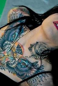 женски гърдите голям V-образен цвят татуировка
