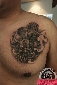 Pató de tatuatge popular masculí davant del pit frontal