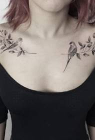 Pola tato kembang bahu wanita sing apik