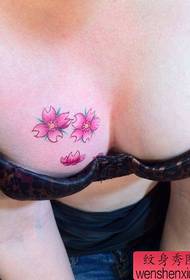 女孩子胸部彩色樱花纹身图案