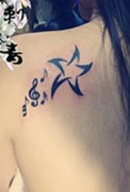 мала тетоважа на рамената на starвездите