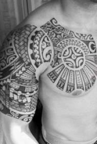 A mezzo di u tatuu di u tatuu di i maschile ombreghjanu stampa di tatuaggi tribali neri