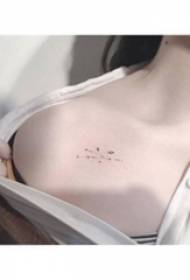 dívky rameno černé jednoduché linie jemný obrázek planety tetování