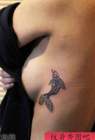 ομορφιά πλευρά του στήθους τατουάζ ψάρια τατουάζ μοτίβο