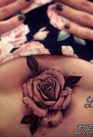 महिला छाती गुलाब टैटू टैटू