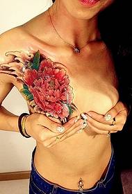 peito feminino sexy bela imagem de tatuagem de peônia cor bonita